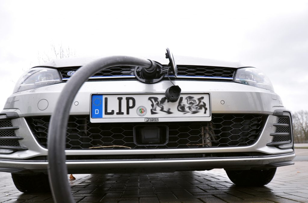 Volkswagen Golf GTE mit Ladekabel Phoenix Contact