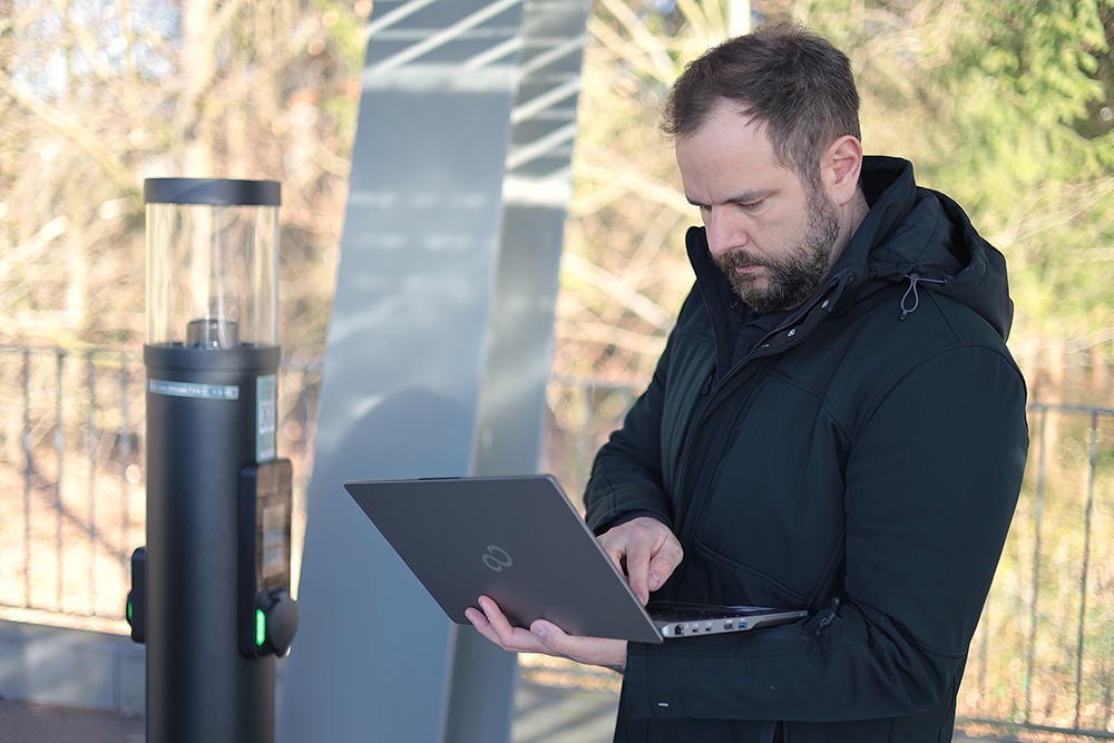 Cables, laptops, complicated setup - everyday life at a charging station or home charger