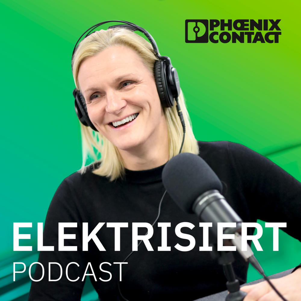 Host Christina Jahnich am Mikrofon des Podcasts „Elektrisiert“ von Phoenix Contact.