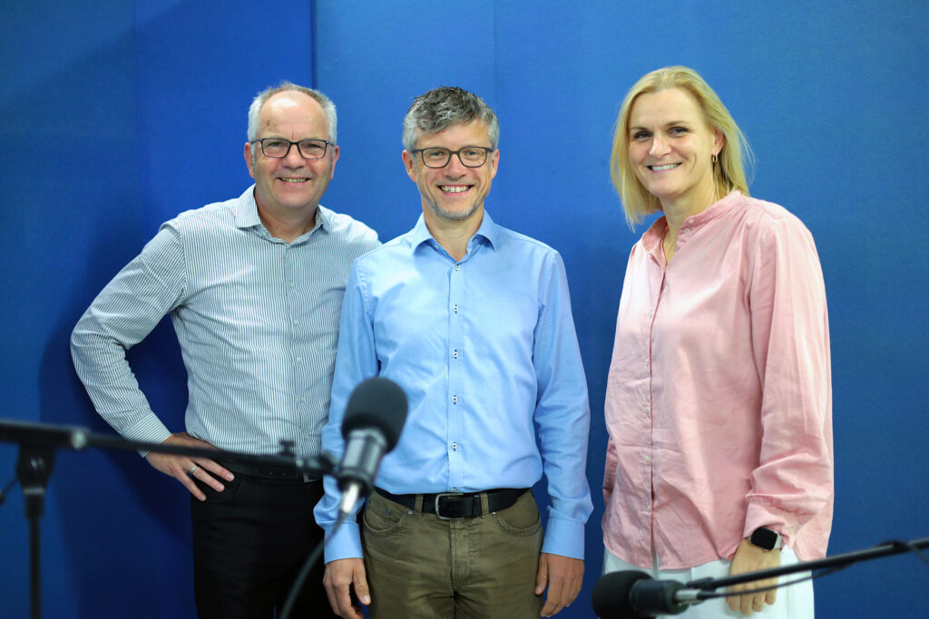 Jörg Wargowske, Thomas Schulte Lindhorst und Host Christina Jahnich im Podcast-Studio während der Aufnahme einer Folge von „Elektrisiert“.