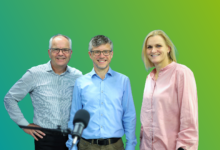 Jörg Wargowske, Thomas Schulte Lindhorst und Host Christina Jahnich diskutieren im Podcast „Elektrisiert“ über die Wirtschaftlichkeit von Elektromobilität.