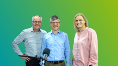 Jörg Wargowske, Thomas Schulte Lindhorst und Host Christina Jahnich diskutieren im Podcast „Elektrisiert“ über die Wirtschaftlichkeit von Elektromobilität.