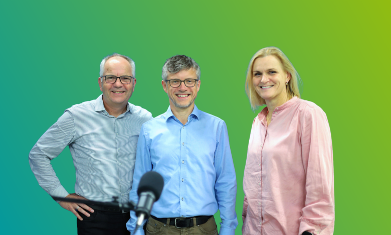 Jörg Wargowske, Thomas Schulte Lindhorst und Host Christina Jahnich diskutieren im Podcast „Elektrisiert“ über die Wirtschaftlichkeit von Elektromobilität.