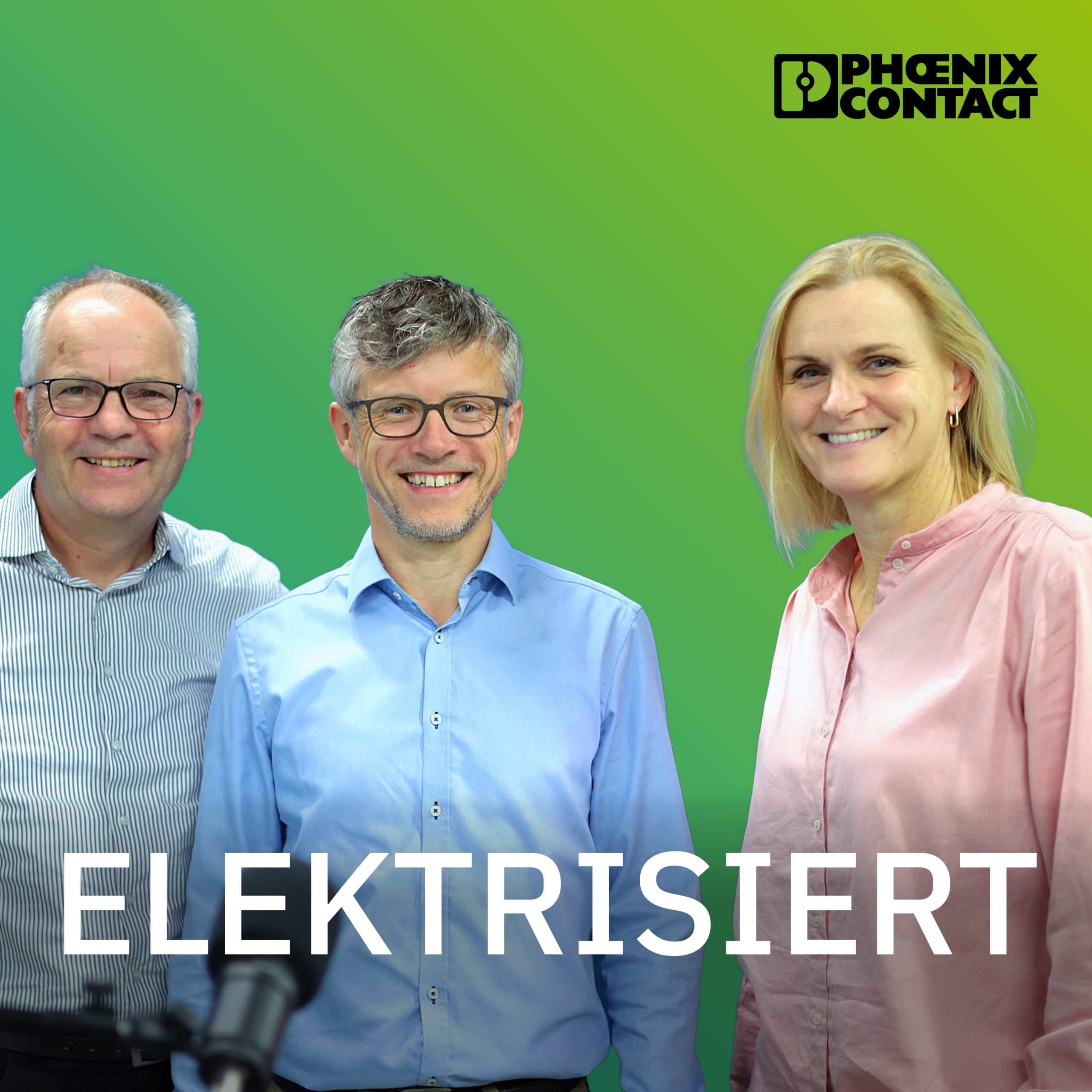 Drei Teilnehmende des Podcasts „Elektrisiert“ von Phoenix Contact vor grünem Hintergrund mit Mikrofon im Vordergrund.